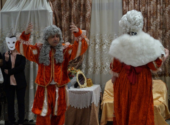 ТО ЛИ ЭКСКУРСИЯ, ТО ЛИ ТЕАТР…