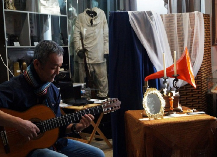 И звуки гитары, и песни души…